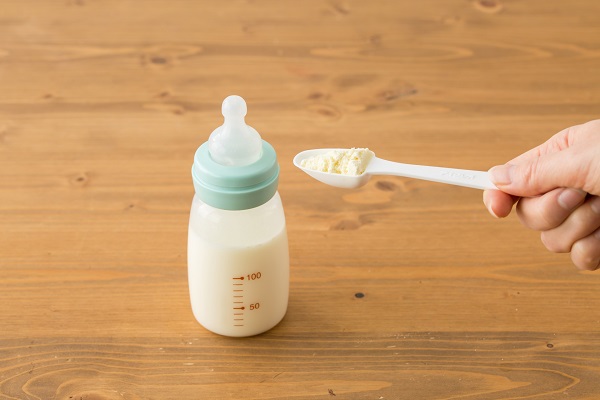 赤ちゃんに粉ミルクっていつまであげる？1歳ならいらない？寝る前はどうする？